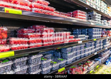 13 juillet 2025-Boston, ma, États-Unis : étagères vides dans l'épicerie avec pénurie de mai articles de base, y compris des fruits et d'autres produits. Banque D'Images