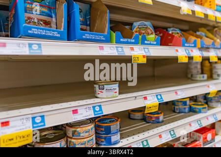 13 juillet 2025-Boston, ma, États-Unis : étagères vides dans l'épicerie avec pénurie de mai articles de base, y compris le thon. Banque D'Images