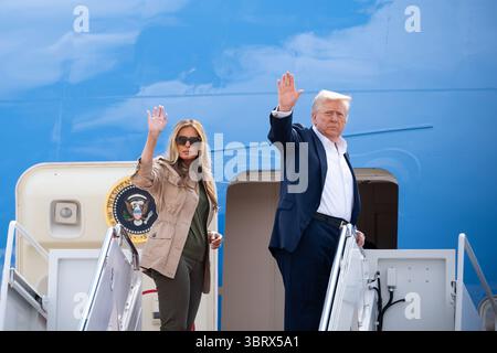 Le président Donald J. Trump et la première dame Melania Trump montent à bord d’Air Force One le 11 juillet 2025, pour rencontrer les victimes des inondations à Kerrville, au Texas. Image reproduite avec l'aimable autorisation de la Maison Blanche. Banque D'Images