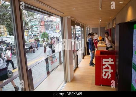 6 octobre 2020, Tokyo, Japon : les gens à l’intérieur du centre d’information touristique récemment ouvert nommé â€˜Shibu Hachi Boxâ€™ à Shibuya, Tokyo. Il a été ouvert le 1er octobre 2020 et a remplacé l'emblématique wagon vintage vert qui a accueilli le centre pendant de nombreuses années... il a été ouvert le 1er octobre 2020 et a remplacé l'emblématique wagon vintage vert qui a accueilli le centre pendant de nombreuses années. (Crédit image : © Stanislav Kogiku/SOPA images via ZUMA Wire) Banque D'Images