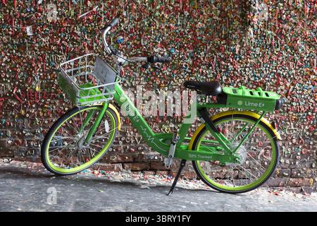 13 juin 2018 - Seattle, Washington, États-Unis - Seattle, Washington : vélo électrique LimeBike garé au célèbre mur de gomme du marché Pike place. Actuellement active dans 8 villes américaines, la société de partage de vélos s’est déployée à Seattle en juillet 2017. Une application mobile est utilisée pour localiser et déverrouiller les vélos qui peuvent être garés dans n'importe quel lieu public légal. (Crédit image : © Paul Gordon via ZUMA Wire) Banque D'Images