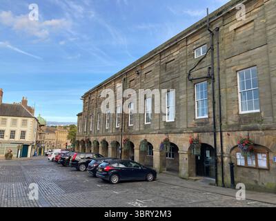 Ville historique de Hexham Market avec son ancienne abbaye et ses rues médiévales baignées de lumière automnale Banque D'Images