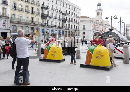 7 juin 2018 - Madrid, Communauté de Madrid, Espagne - Madrid, Espagne : Madrid, Espagne : les touristes posent avec des sculptures de 'Menina' à la Puerta del sol. La place publique animée au cœur de Madrid est le centre du réseau radial des routes espagnoles et sert de lieu au gouvernement régional. Les sculptures font partie de la « Galerie Meninas Madrid » en hommage à l'emblématique Meninas de VelÃ¡zquez. Le projet est organisé par la Mairie de Madrid et dirigé par l’artiste Antonio Azzato. Les sculptures, ''Menina GastronÃ³mica'', sont créditées à los hermanos Torres. (Crédit image : © Paul Gordon via ZUMA W Banque D'Images