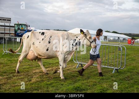 Stithians, Cornouailles, Royaume-Uni. 14 juillet 2025. Le spectacle Stithians a eu lieu aujourd'hui malgré de fortes averses de pluie. Cornwall plus grand salon agricole d'un jour, offre un goût traditionnel de la vie rurale. Stithians Show avait quelque chose pour tout le monde ; expositions et démonstrations, animaux, foire, véhicules anciens, nourriture et artisanat et un grand choix de shopping dans les stands commerciaux et les producteurs locaux. Crédit : Keith Larby/Alamy Live News Banque D'Images