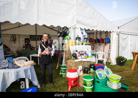 Stithians, Cornouailles, Royaume-Uni. 14 juillet 2025. Le spectacle Stithians a eu lieu aujourd'hui malgré de fortes averses de pluie. Cornwall plus grand salon agricole d'un jour, offre un goût traditionnel de la vie rurale. Stithians Show avait quelque chose pour tout le monde ; expositions et démonstrations, animaux, foire, véhicules anciens, nourriture et artisanat et un grand choix de shopping dans les stands commerciaux et les producteurs locaux. Crédit : Keith Larby/Alamy Live News Banque D'Images
