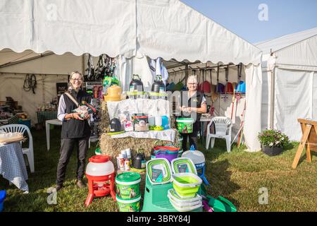 Stithians, Cornouailles, Royaume-Uni. 14 juillet 2025. Le spectacle Stithians a eu lieu aujourd'hui malgré de fortes averses de pluie. Cornwall plus grand salon agricole d'un jour, offre un goût traditionnel de la vie rurale. Stithians Show avait quelque chose pour tout le monde ; expositions et démonstrations, animaux, foire, véhicules anciens, nourriture et artisanat et un grand choix de shopping dans les stands commerciaux et les producteurs locaux. Crédit : Keith Larby/Alamy Live News Banque D'Images
