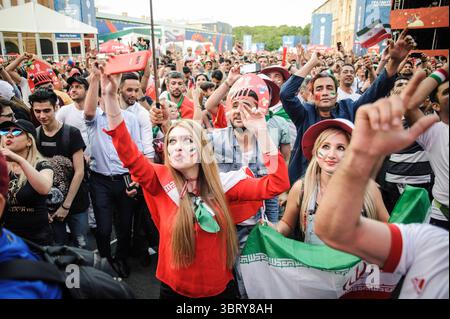 16 juin 2018 - Pétersbourg, Russie - les fans iraniens célèbrent leur victoire en Coupe du monde contre le Maroc au FIFA Fun Fest. (Crédit image : © Denis Tarasov via ZUMA Wire) Banque D'Images