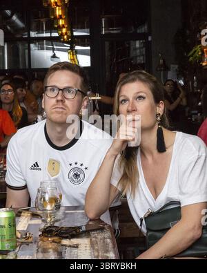 16 juin 2018 - Miami, FL, États-Unis - les fans d'Allemagne Drew Bradylyons et Martha Leibell réagissent à la défaite de l'Allemagne face au Mexique au premier tour de la Coupe du monde, en regardant le match le dimanche 17 juin 2018 à Veza sur Brewing Co. à Miami, Floride (crédit image : © Daniel A. Varela/TNS via ZUMA Wire) Banque D'Images