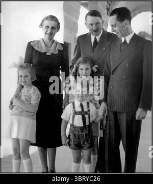 Fuhrer Adolf Hitler avec Joseph & Magda Goebbels et trois de leurs six enfants à la retraite bavaroise d'Hitler au Berghof Obersalzberg Bavière Allemagne nazie des années 1930 Banque D'Images