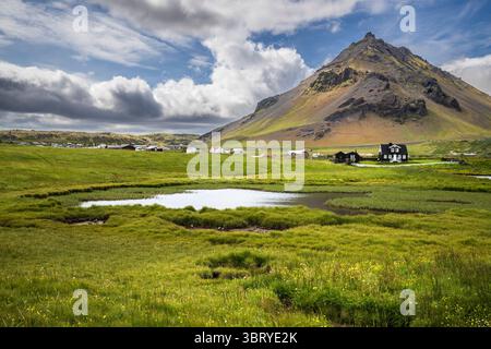 Village d'Arnarstapi avec montagne volcanique Stapafell en arrière-plan, ouest de l'Islande Banque D'Images