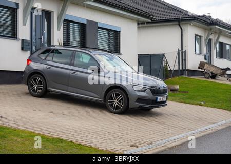 Petrvald, Tchéquie - 26 janvier 2024 : Skoda Kamiq devant des maisons familiales modernes construites par des promoteurs Banque D'Images