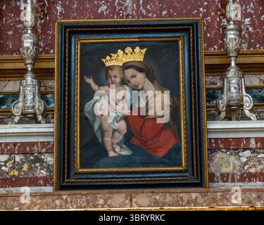 Une petite toile encadrée représentant la Vierge et l'enfant avec des couronnes dorées en relief. L'œuvre se trouve dans la cathédrale de Santa Maria Assunta. Fermo, Marche Banque D'Images