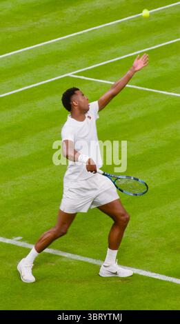Giovanni Mpetshi Perricard servant contre Taylor Fritz dans le match numéro 1 court First Round All England Tennis Club Wimbledon Londres Angleterre Royaume-Uni Banque D'Images