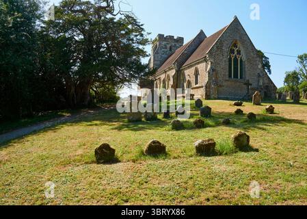 L'église historique de St George, Crowhurst, East Sussex, Royaume-Uni, en grande partie reconstruite au 19ème siècle mais avec une tour du 15ème siècle Banque D'Images