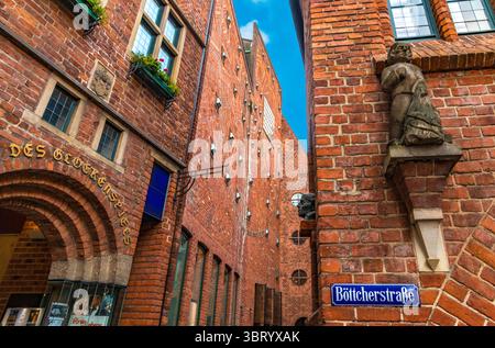 Belle vue sur le panneau de rue bleu allemand typique de Böttcherstraße sur le mur de la maison St Petrus à Brême. Derrière se trouve la célèbre façade du... Banque D'Images