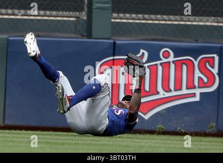 Le 23 juin 2018 - Minneapolis, Minnesota, États-Unis - Delino DeShields, joueur du centre des Texas Rangers, fait une prise de plongée sur un long trajet effectué par Joe Mauer, les Twins du Minnesota, lors de la septième manche, le samedi 23 juin 2018, au Target Field de Minneapolis. Les Rangers ont gagné, 9-6. (Crédit image : © David Joles/TNS via ZUMA Wire) Banque D'Images