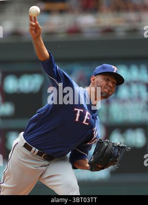 Le 23 juin 2018 - Minneapolis, MN, États-Unis - le titulaire des Texas Rangers, Yovani Gallardo, prononce un pitch contre les Twins du Minnesota le samedi 23 juin 2018, au Target Field de Minneapolis. Les Rangers ont gagné, 9-6. (Crédit image : © David Joles/TNS via ZUMA Wire) Banque D'Images