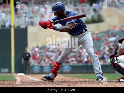 23 juin 2018 - Minneapolis, Minnesota, États-Unis - Jurickson Profar des Texas Rangers est frappé par un terrain par Addison Reed, relieur des Twins du Minnesota, en septième manche, déclenchant un échange de mots entre les deux gérants le samedi 23 juin 2018, au Target Field de Minneapolis. Les Rangers ont gagné, 9-6. (Crédit image : © David Joles/TNS via ZUMA Wire) Banque D'Images