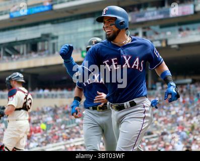 23 juin 2018 - Minneapolis, Minnesota, États-Unis - Robinson Chirinos des Texas Rangers célèbre son troisième circuit de deux manches contre les Twins du Minnesota le samedi 23 juin 2018, au Target Field de Minneapolis. Les Rangers ont gagné, 9-6. (Crédit image : © David Joles/TNS via ZUMA Wire) Banque D'Images