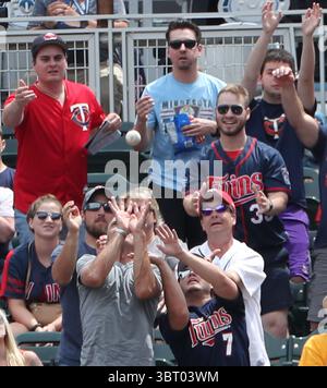 23 juin 2018 - Minneapolis, Minnesota, États-Unis - les partisans dans le gradin de droite se disputent un match à domicile à deux coups par Eddie Rosario des Twins du Minnesota lors de la première manche contre les Texas Rangers, le samedi 23 juin 2018, au Target Field de Minneapolis. Les Rangers ont gagné, 9-6. (Crédit image : © David Joles/TNS via ZUMA Wire) Banque D'Images