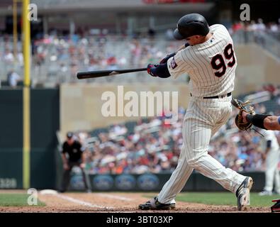 Le 23 juin 2018 - Minneapolis, Minnesota, États-Unis - Logan Morrison des Twins du Minnesota remporte un double coup de circuit lors de la sixième manche contre les Texas Rangers, le samedi 23 juin 2018, au Target Field de Minneapolis. Les Rangers ont gagné, 9-6. (Crédit image : © David Joles/TNS via ZUMA Wire) Banque D'Images