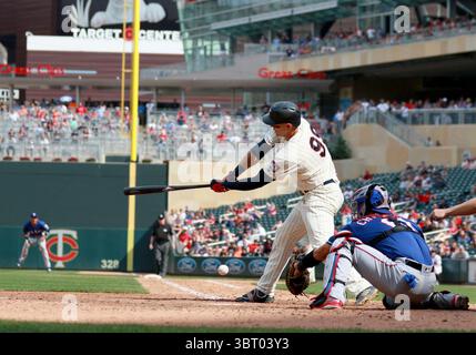 23 juin 2018 - Minneapolis, Minnesota, États-Unis - avec des bases chargées et deux sorties, Logan Morrison des Twins du Minnesota bat et manque une troisième frappe pour mettre fin au match contre les Texas Rangers le samedi 23 juin 2018, au Target Field de Minneapolis. Les Rangers ont gagné, 9-6. (Crédit image : © David Joles/TNS via ZUMA Wire) Banque D'Images