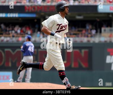 23 juin 2018 - Minneapolis, Minnesota, États-Unis - Eddie Rosario des Twins du Minnesota se dirige vers la maison après avoir remporté un coup de circuit de deux points lors de la première manche contre les Texas Rangers le samedi 23 juin 2018, au Target Field de Minneapolis. Les Rangers ont gagné, 9-6. (Crédit image : © David Joles/TNS via ZUMA Wire) Banque D'Images
