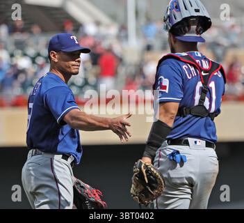 23 juin 2018 - Minneapolis, MN, États-Unis - Texas Rangers Closer Keone Kela, à gauche, reçoit une poignée de main du receveur Robinson Chirinos après avoir fermé la porte dans une victoire de 9-6 contre les Twins du Minnesota le samedi 23 juin 2018, au Target Field de Minneapolis. (Crédit image : © David Joles/TNS via ZUMA Wire) Banque D'Images