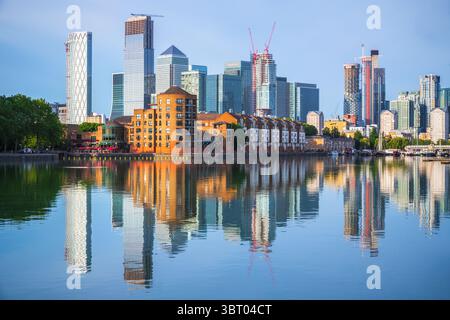 Paysage urbain de Londres Canary Wharf avec réflexion depuis Greenland Dock Banque D'Images