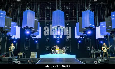 Oslo, Norvège. 25 juin 2025. Le groupe de rock anglais Muse donne un concert live lors du festival de musique norvégien tons of Rock 2025 à Oslo. Ici, le chanteur, compositeur et musicien Matt Bellamy est vu en direct sur scène avec le bassiste Chris Wolstenholme et le batteur Dominic Howard. Banque D'Images