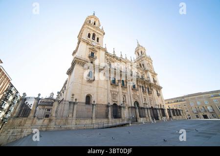 Les visiteurs admirent l'architecture étonnante de Santa Iglesia Catedral et Museo Catedralicio à Jaen, Andalousie. Banque D'Images