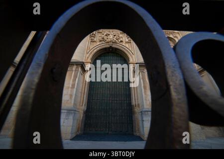 Les visiteurs admirent la magnifique façade de la cathédrale Santa Iglesia à Jaen, Andalousie, avec son entrée finement sculptée et son architecture historique sous-jacente Banque D'Images