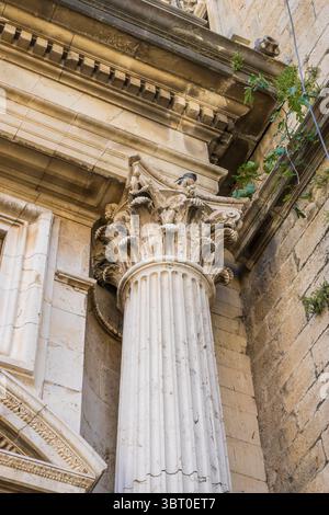 Les visiteurs admirent l'architecture étonnante de la cathédrale Santa Iglesia à Jaen. Les sculptures détaillées de la colonne mettent en évidence la riche histoire de ce an Banque D'Images