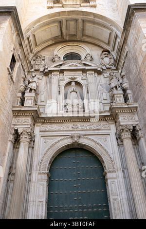 En explorant la façade de la cathédrale Santa Iglesia à Jaen, les visiteurs peuvent admirer son architecture étonnante et ses sculptures détaillées qui mettent en valeur la cathédrale Banque D'Images