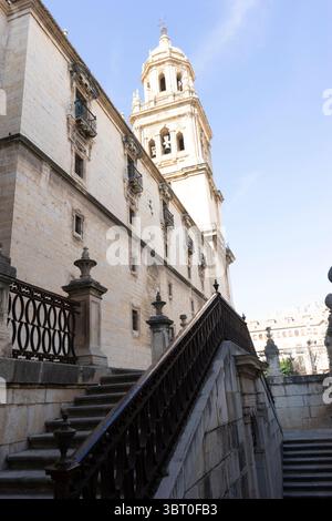 Les visiteurs admirent l'architecture étonnante de Santa Iglesia Catedral en montant le majestueux escalier menant à ce site historique de Jaen. Le s Banque D'Images