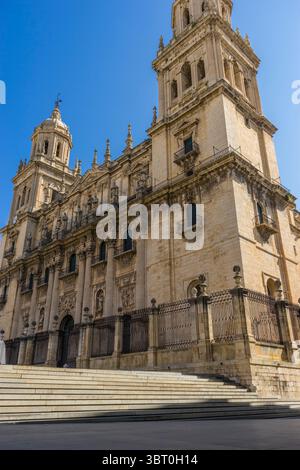 À la cathédrale Santa Iglesia de Jaen, les visiteurs admirent l'architecture baroque époustouflante et les pierres complexes dans un ciel bleu clair. Ce site culturel Banque D'Images