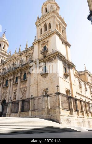 Les visiteurs admirent l'architecture étonnante de Santa Iglesia Catedral et Museo Catedralicio à Jaen, Andalousie tout en profitant d'une journée ensoleillée et lumineuse. Le Banque D'Images