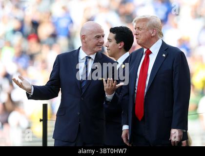 New Jersey, États-Unis. 13 juillet 2025. Le président de la FIFA Gianni Infantino avec le président Donald Trump lors de la finale de la Coupe du monde des clubs de football Chelsea vs Paris Saint Germain au Metlife Stadium, New Jersey. Le crédit photo devrait se lire comme suit : David Klein/Sportimage crédit : Sportimage Ltd/Alamy Live News Banque D'Images