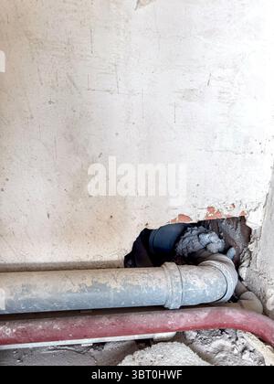 Installation de tuyaux de plomberie dans un nouveau bâtiment résidentiel. Tuyaux en plastique installés lors de la construction d'une nouvelle maison Banque D'Images
