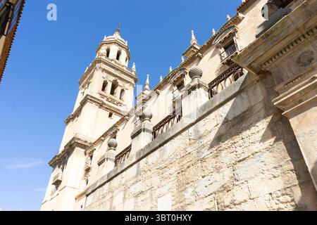 Les visiteurs admirent l'architecture historique étonnante de Santa Iglesia Catedral à Jaen, Andalousie sous un ciel bleu clair, soulignant son d complexe Banque D'Images