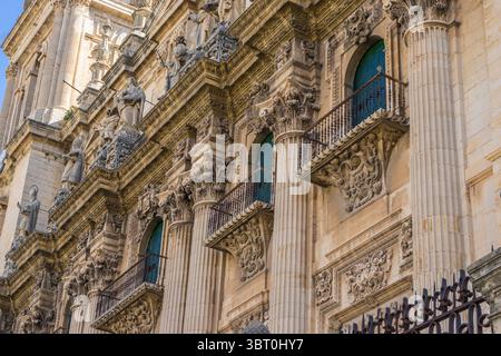 Les visiteurs admirent la façade complexe de la cathédrale Santa Iglesia, un exemple étonnant de l'architecture gothique à Jaen, Andalousie. Les sculptures détaillées an Banque D'Images