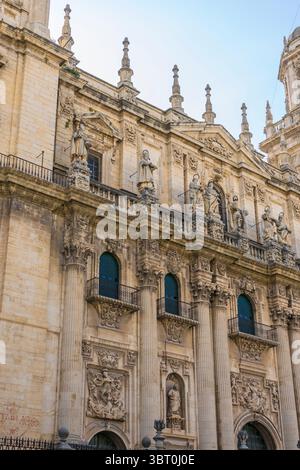 Les visiteurs admirent l'extérieur orné de Santa Iglesia Catedral et Museo Catedralicio à Jaen, Andalousie. L'architecture étonnante dispose de caractéristiques complexes Banque D'Images
