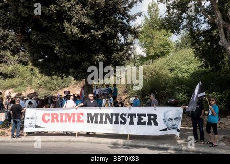 9 septembre 2019, Jérusalem, Israël : des activistes syndicaux démocratiques manifestent contre le premier ministre Netanyahu en invoquant des soupçons criminels, une campagne immorale et une tentative éclair de légiférer sur l'autorisation de caméras à l'intérieur des urnes électorales. Un ensemble de partis politiques ont manifesté devant le bâtiment du Parlement israélien avec des messages similaires avant le deuxième tour des élections nationales prévues pour le 17 septembre 2019. (Crédit image : © Nir Alon/ZUMA Wire) Banque D'Images