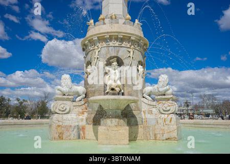 La fontaine de Mariblanca à Aranjuez se dresse majestueusement avec des sculptures complexes et des éclaboussures d'eau sous un ciel bleu vif. Ce monument emblématique Banque D'Images