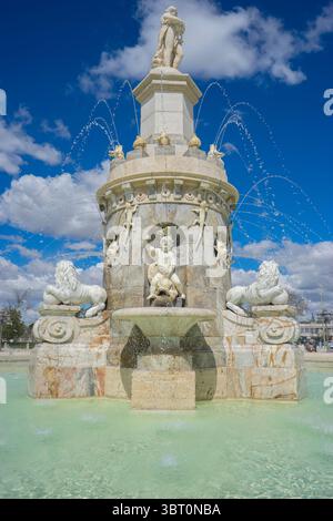 La fontaine de Mariblanca se dresse de manière impressionnante à Aranjuez, Madrid, avec des sculptures détaillées et de l'eau qui coule gracieusement. Ce beau landmar Banque D'Images