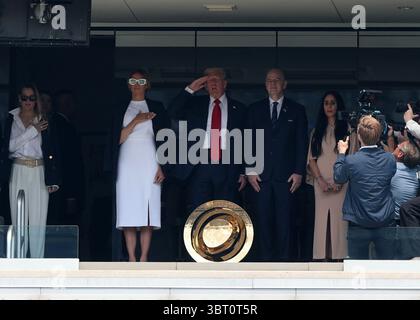New Jersey, États-Unis. 13 juillet 2025. Melanie Trump première dame des États-Unis, le président Donald Trump et le président de la FIFA Gianni Infantino lors de la finale de la Coupe du monde des clubs de football Chelsea vs Paris Saint Germain au Metlife Stadium, New Jersey. Le crédit photo devrait se lire comme suit : David Klein/Sportimage crédit : Sportimage Ltd/Alamy Live News Banque D'Images