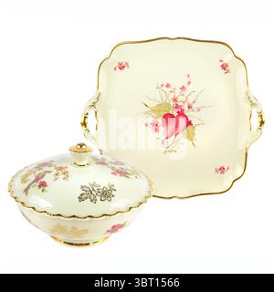 Bol à bonbons en porcelaine vintage et un plateau en porcelaine isolé sur fond blanc. Collage. Banque D'Images