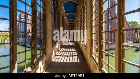 Cambridge, Grande-Bretagne - 12 juillet 2025 : couloir historique du pont des Soupirs à l'Université de Cambridge, surplombant la rivière Cam, un mélange de vues emblématique Banque D'Images