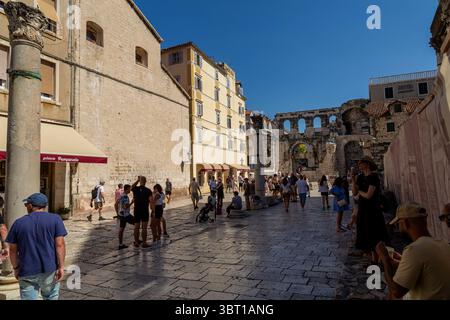 Split, Croatie - 8 septembre 2023 : les touristes explorent le palais historique de Dioclétien, un site classé au patrimoine mondial de l'UNESCO, en profitant de la journée ensoleillée. Banque D'Images