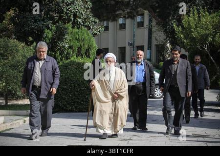 6 octobre 2015, Téhéran, IRAN : le président de l'Assemblée des experts, Ahmad Jannati, est vu à la mosquée universitaire de Téhéran, Iran. (Crédit image : © Rouzbeh Fouladi/ZUMA Wire) Banque D'Images